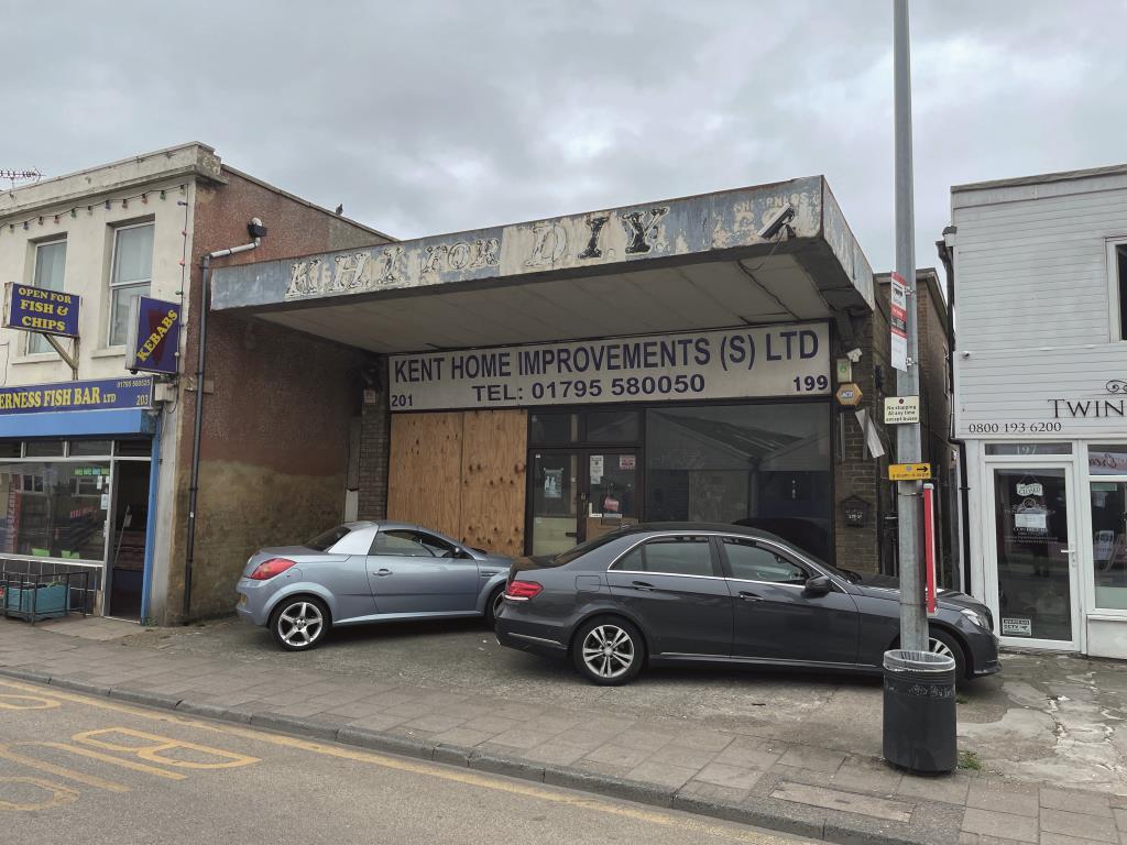 Lot: 92 - FORMER HARDWARE STORE WITH TWO-BEDROOM FLAT ABOVE - Vacant hardware store and flat above